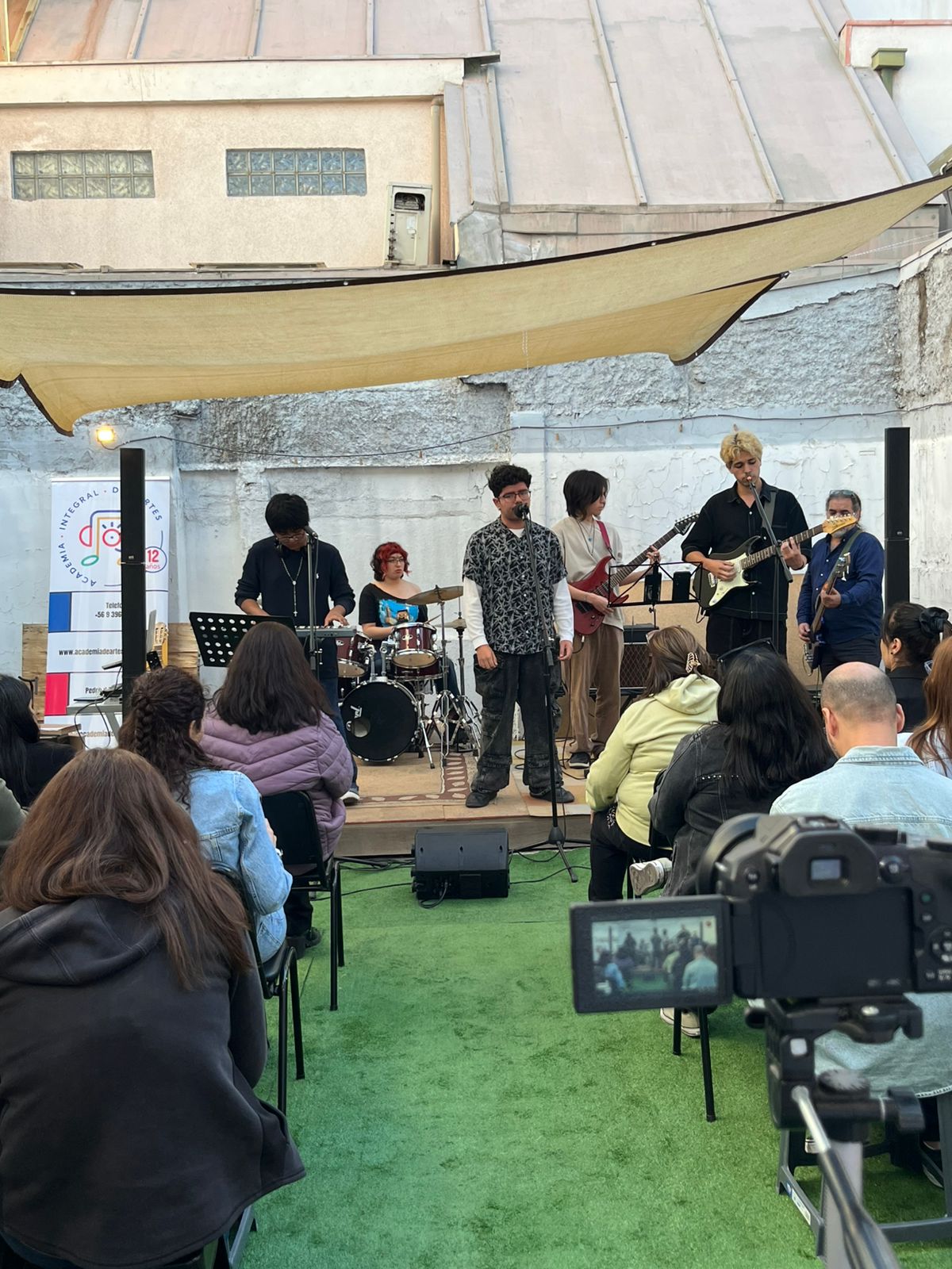 Estudiantes presentándose en vivo